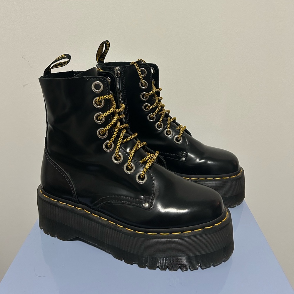 NWOT Dr. Martens Jadon Max Platform Boots